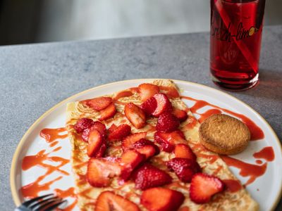 Photo crêpe d’été à la fraise Photo crêpe d'été à la fraise