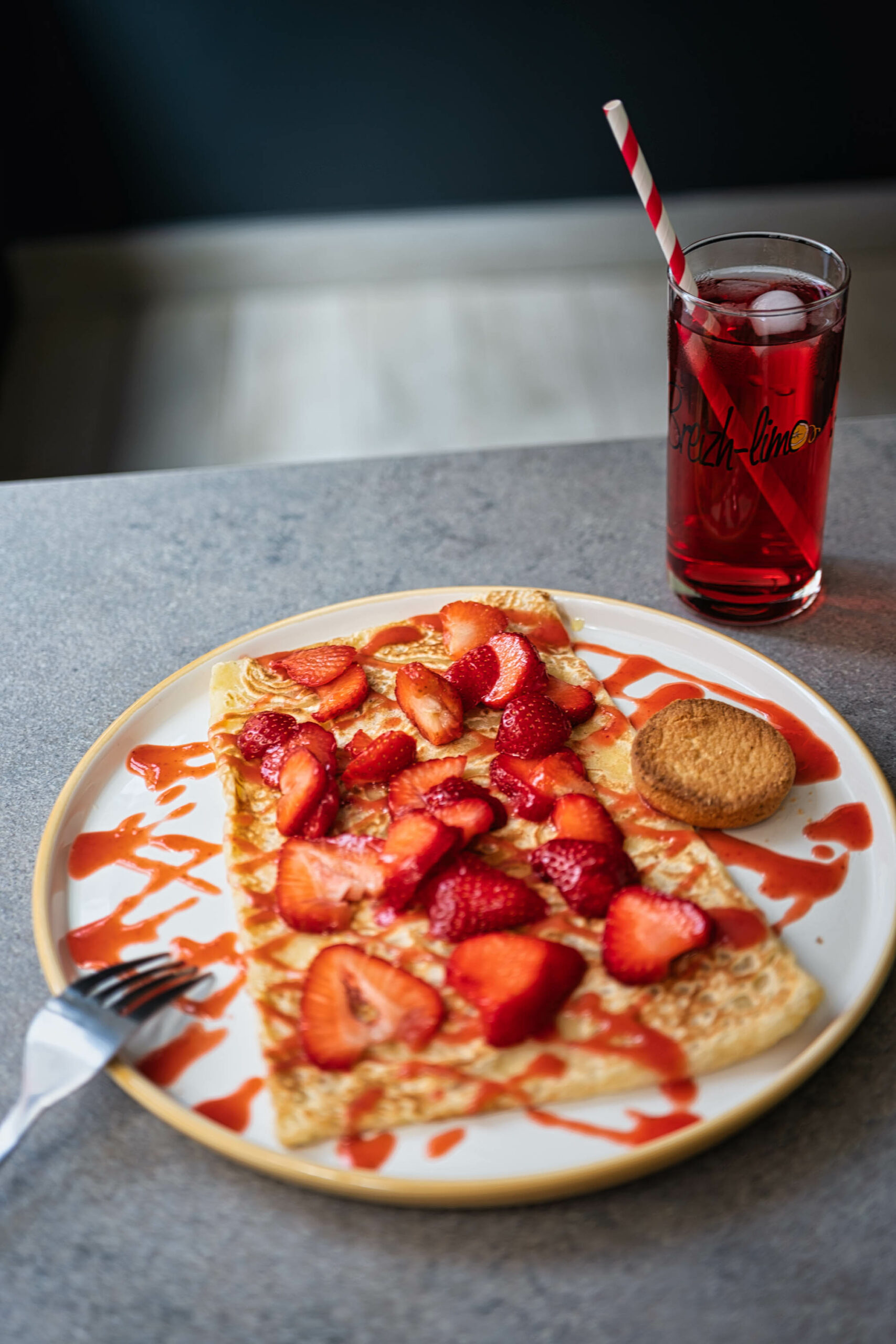 Photo crêpe d'été à la fraise